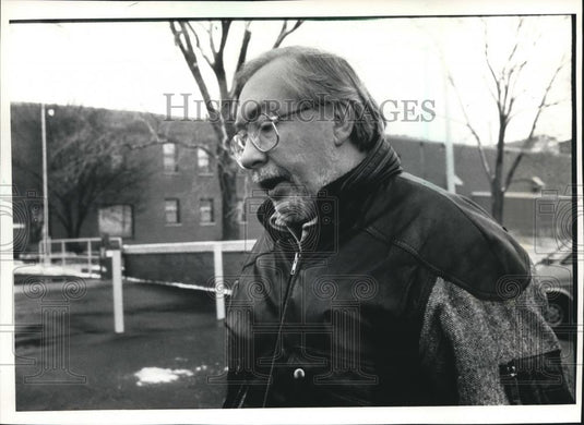 1992 Press Photo Worker Al Czajczynski leaves General Electric Hotpoint plant - Historic Images