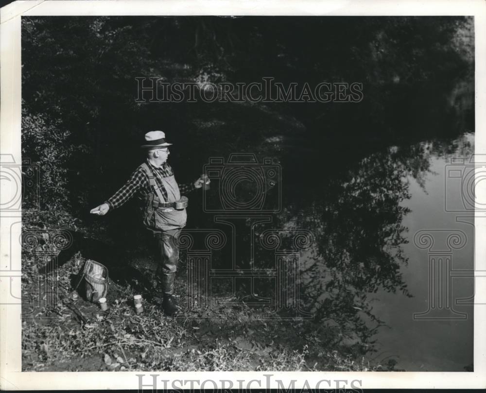 1940 Press Photo Fred Wegner Having Trouble Fly-Casting, overhanging Foliage - Historic Images
