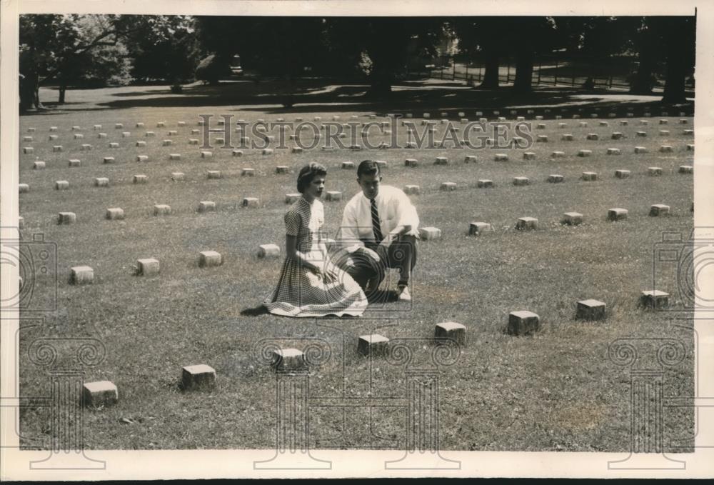 1955 Press Photo Charles Mezger, Susan Lighter,  Gettysburg National Cemetery - Historic Images
