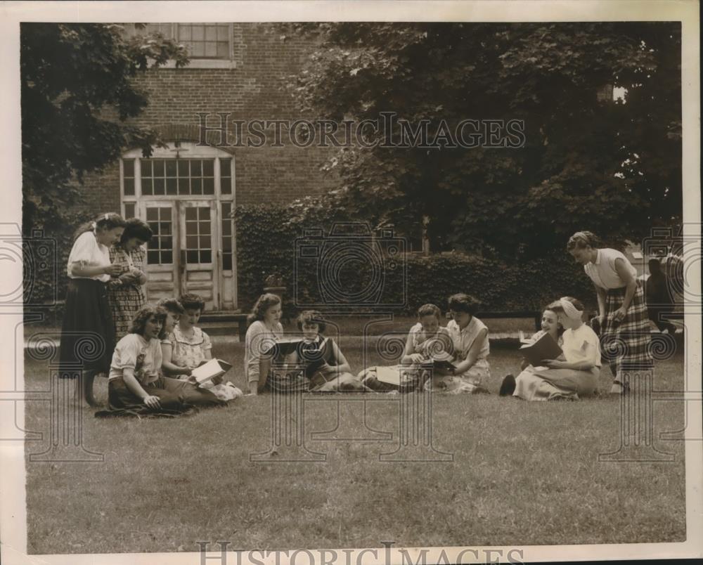 1953 Press Photo Girls from A New England Silk Company Received Books, Boston MA - Historic Images