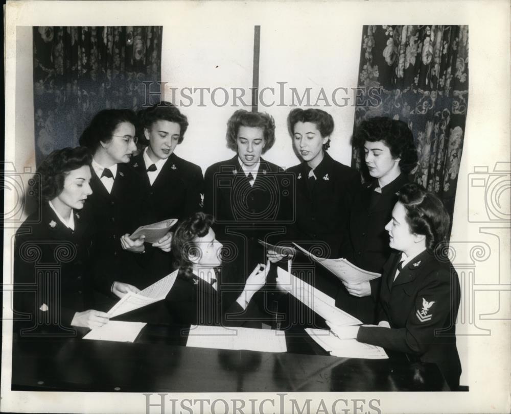 1944 Press Photo WAVE-SPAR Chorus Practicing for Naval Assembly Performance - Historic Images