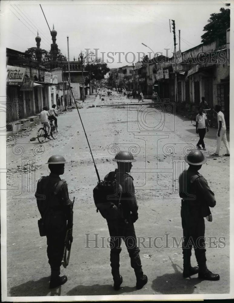 1969 Press Photo Soldiers Maintain Order in Hyderabad After 8 People Killed - Historic Images