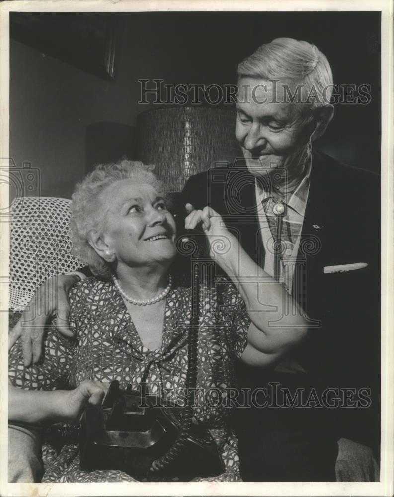 1982 Press Photo Mr. and Mrs. Carl Gerlach, in-laws of astronaut James Lovell - Historic Images