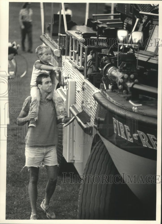 1987 Press Photo Milwaukee Fire Department Fireboat at Maritime Days Festival - Historic Images