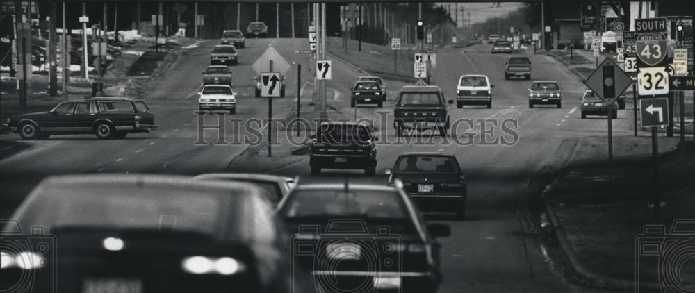 1990 Press Photo Rush Hour Traffic at 7:30 a.m. in Mequon, Wisconsin - mjb32145 - Historic Images