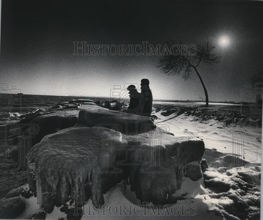 1984 Press Photo Jack and Monica O'Mears at Bradfor Beach Lakefront in Milwaukee - Historic Images