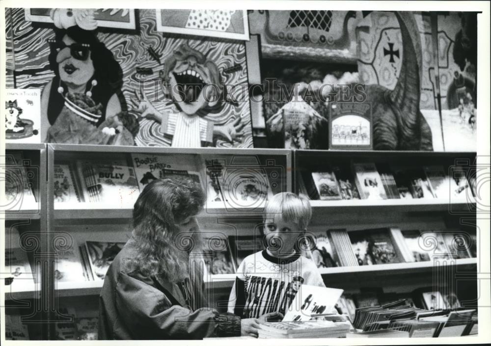 1994 Press Photo Phylis Nigbor shows her son Scotty Amy Belle Elementary School - Historic Images