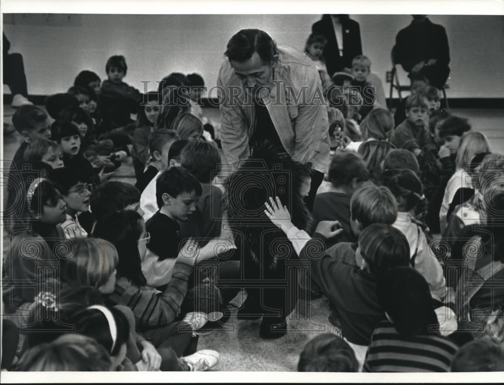 1993 Press Photo Robert James, zoologist presents a porcupine in Germantown - Historic Images