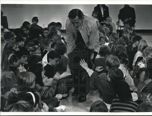 1993 Press Photo Robert James, zoologist presents a porcupine in Germantown - Historic Images