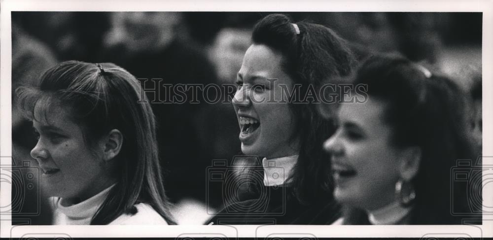 1993 Press Photo Jaime Phillipi, student, laughs at ComedySportz performance - Historic Images