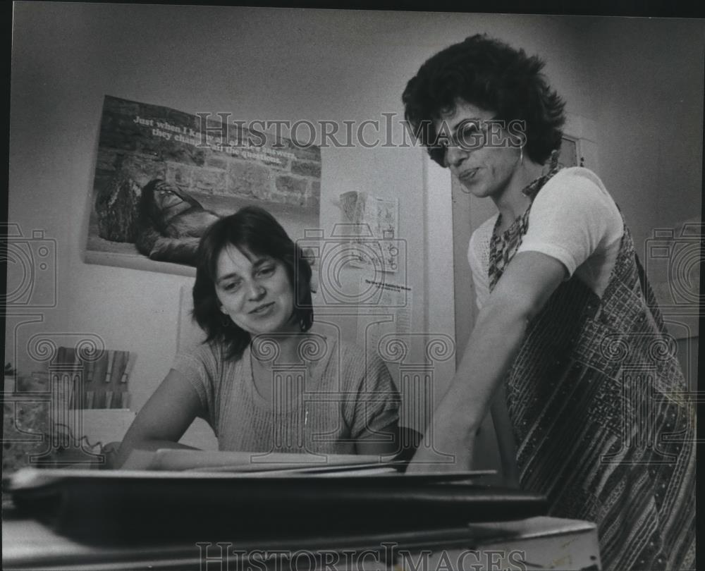 1979 Press Photo Claudette McShane and Roz Read offer support to battered women - Historic Images