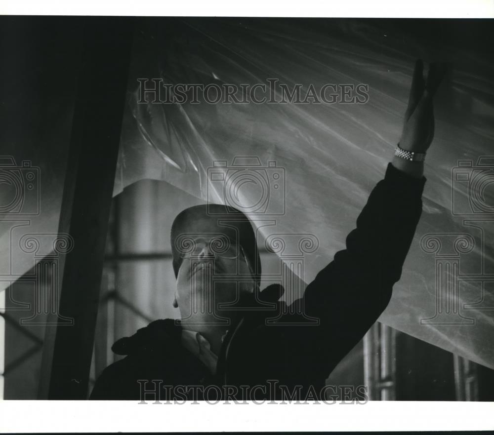 1994 Press Photo Bob Myers, Checks Beams at Church, Germantown, Wisconsin - Historic Images