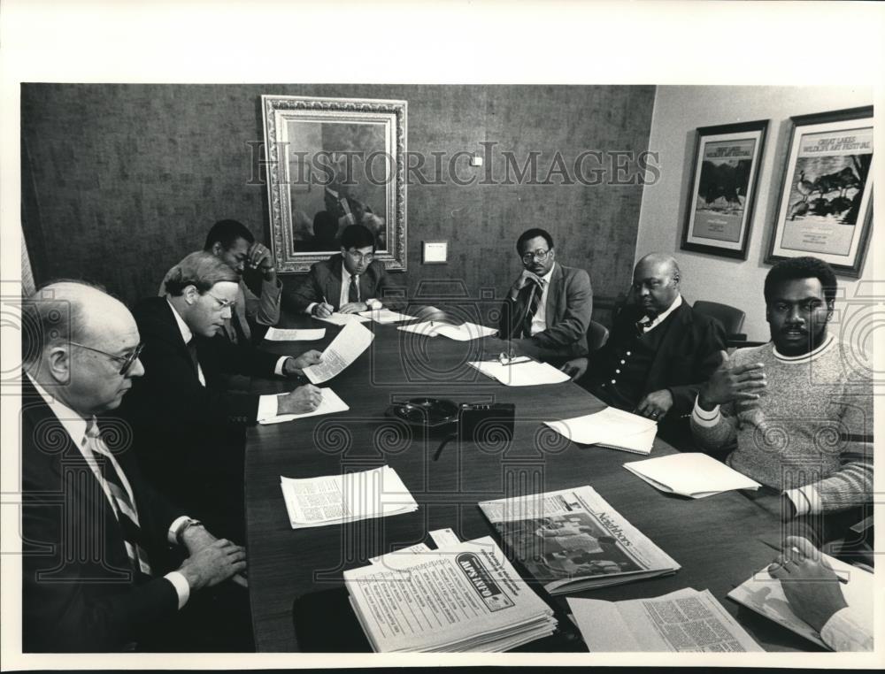 1986 Press Photo Lee R. McMurrin and Other Leaders Discuss Community Problems - Historic Images