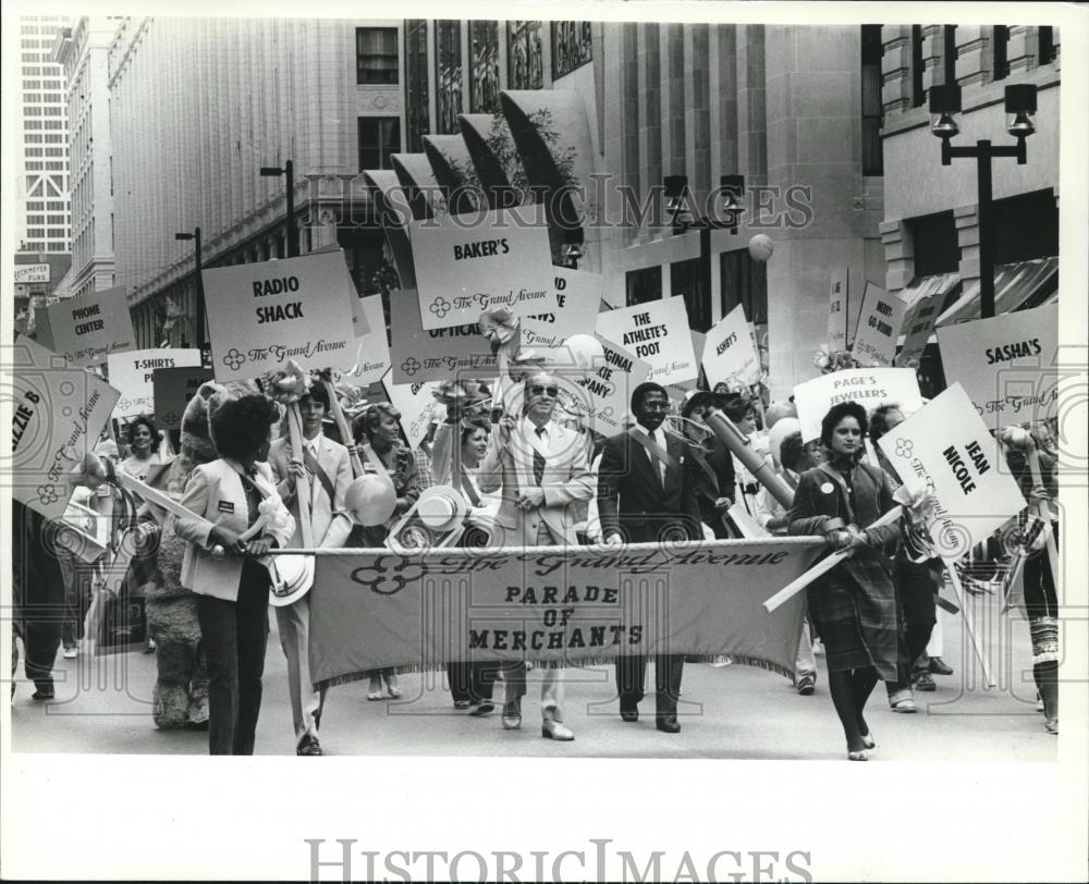1982 Press Photo Grand Avenue Mall Opening Parade of Merchants, Milwaukee - Historic Images