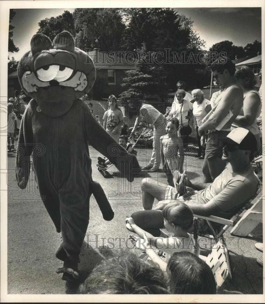 1991 Press Photo Cartoon Characters greet children along Memorial Day Parade - Historic Images