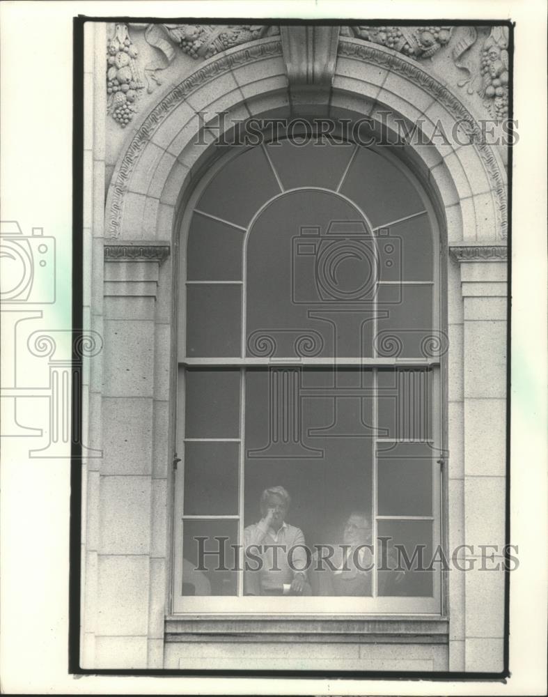 1983 Press Photo Two People in a Window of the State Capitol in Madison - Historic Images