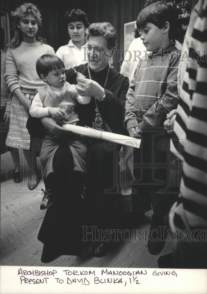 1986 Press Photo Archbishop Torkom Manoogian gives children presents, Milwaukee - Historic Images