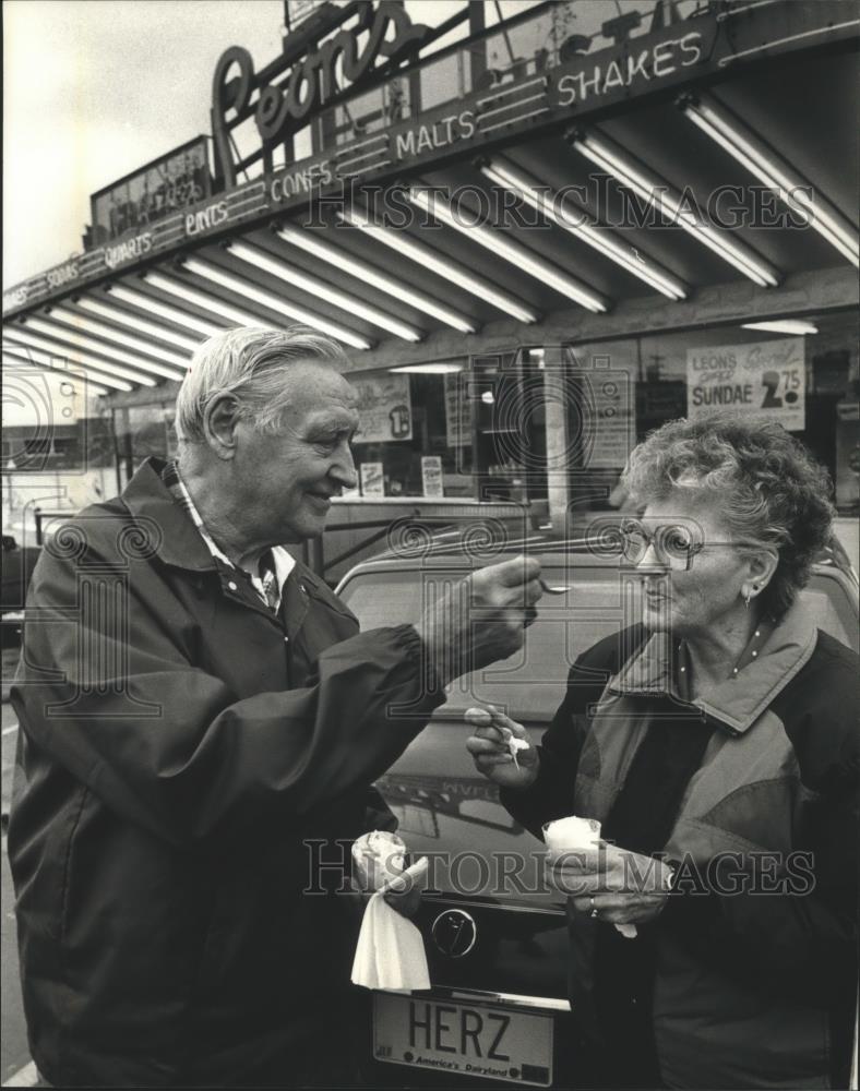 1993 Press Photo Ted Westley and Marilyn Adyniec at Leon&#39;s in Milwaukee - Historic Images