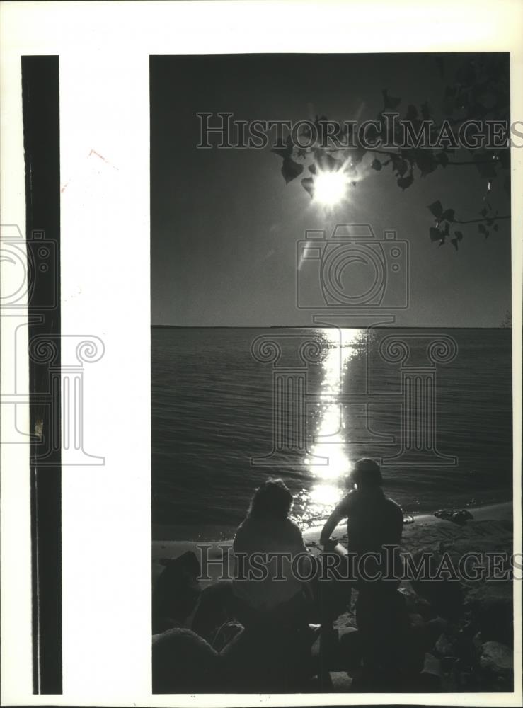 1985 Press Photo Sam Oliva and Kathy Meyers on the shorline at Castle Rock Park - Historic Images