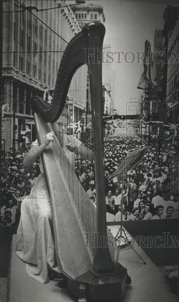 1982 Press Photo Grand Avenue Mall opening day, Milwaukee. - mjb26967 - Historic Images