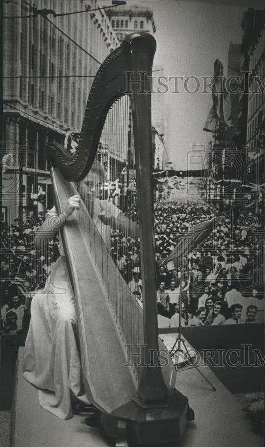 1982 Press Photo Grand Avenue Mall opening day, Milwaukee. - mjb26967 - Historic Images