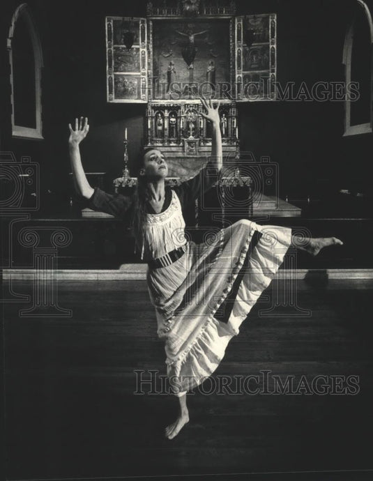 1986 Press Photo Joan Majewski dancing "Incarnatus Est," at a Cathedral. - Historic Images