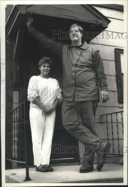 1990 Press Photo Dick Peterson outside his apartment in Wrightstown, Wisconsin - Historic Images