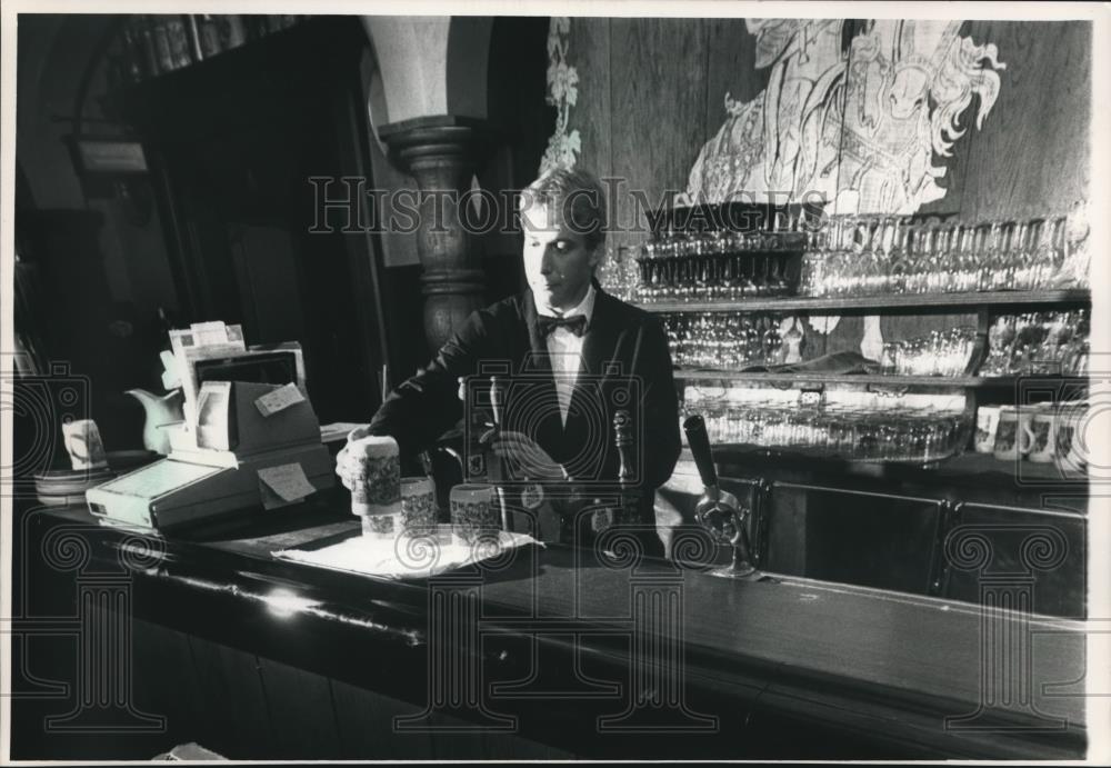 1988 Press Photo Kevin Davis Bartending at Bar in Mader&#39;s Restaurant Wisconsin - Historic Images