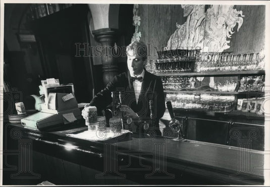 1988 Press Photo Kevin Davis Bartending at Bar in Mader's Restaurant Wisconsin - Historic Images