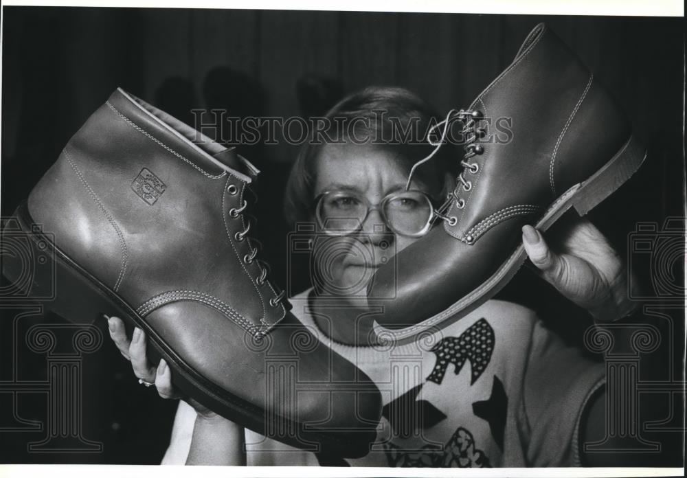 1990 Press Photo Joanne Burmeister of the Hy-Test Safety Shoe Company, Milwaukee - Historic Images