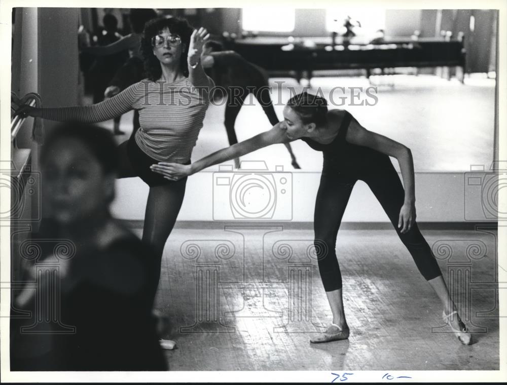 1982 Press Photo Joan Majewski works with students in her studio, Milwaukee - Historic Images