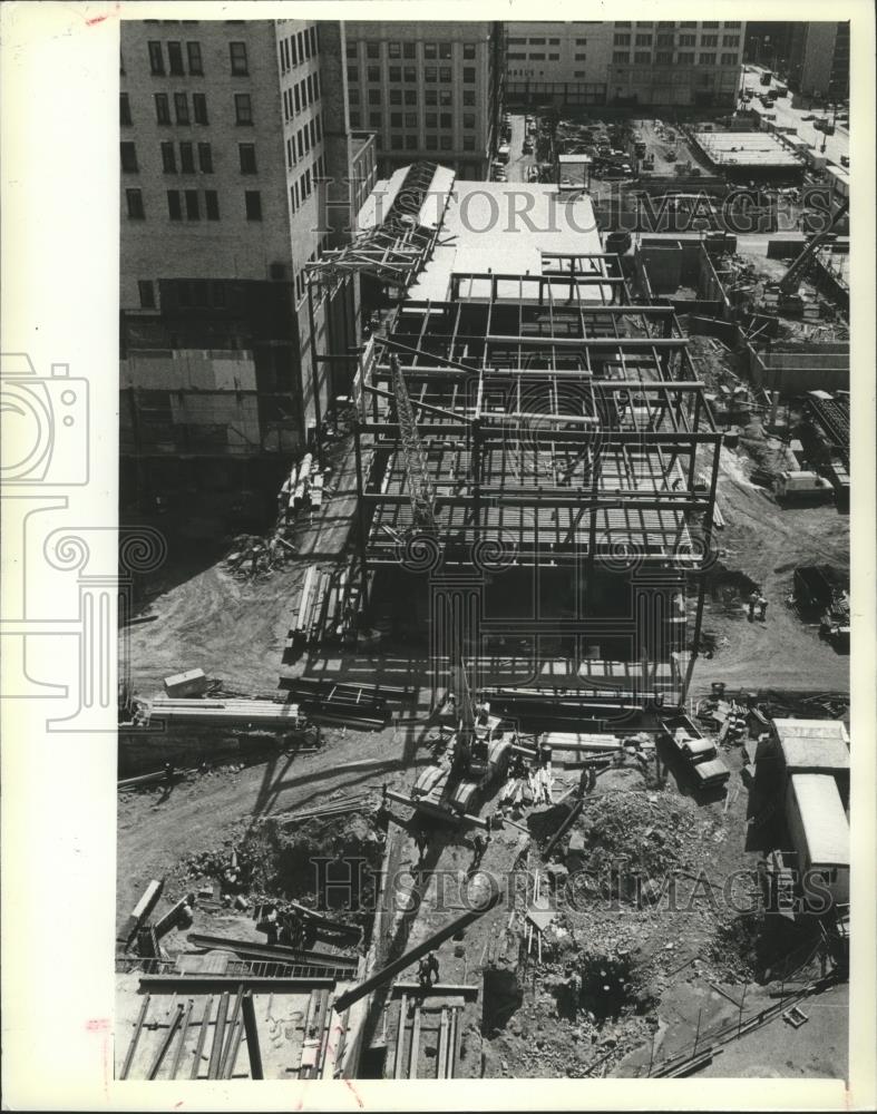 1981 Press Photo Construction of The Grand Avenue Mall in Milwaukee, Wisconsin - Historic Images