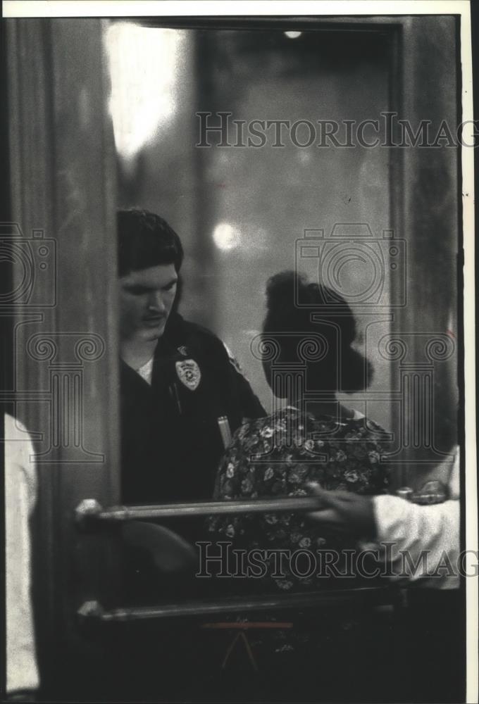 1991 Press Photo Security Guard inspects patron at showing of &quot;Boys N the Hood.&quot; - Historic Images