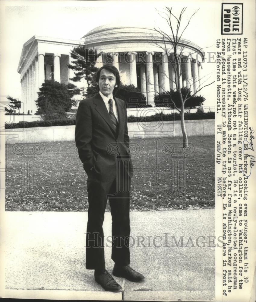 1977 Press Photo Massachusetts Congressman, Ed Markey, at Jefferson Memorial - Historic Images