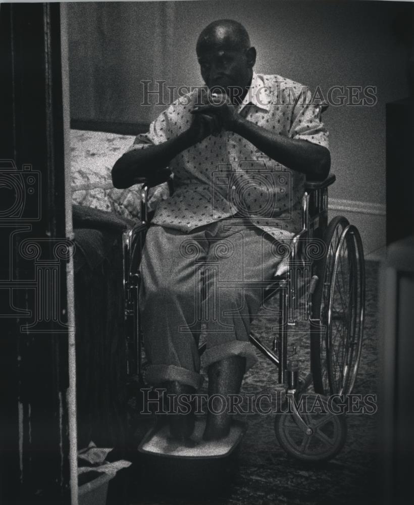 1992 Press Photo William Landrum soaks his feet while watching TV - mjb27958 - Historic Images