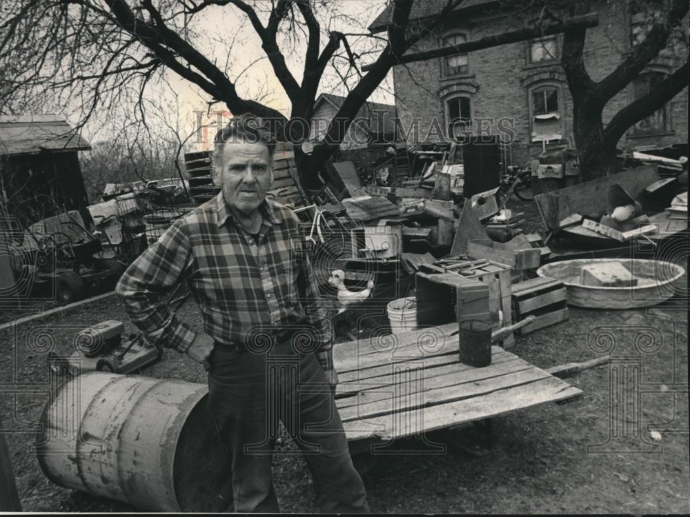 1987 Press Photo Harry Krueger, told to clean up his yard, Germantown, Wisconsin - Historic Images