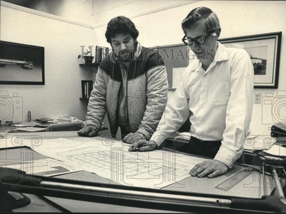 1985 Press Photo Dennis Olinski and Jon Rouse Inspect a Blueprint, Milwaukee - Historic Images
