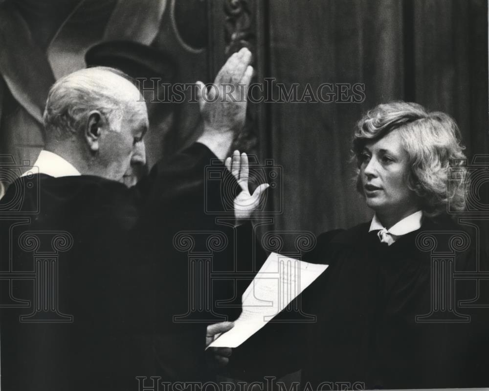 1981 Press Photo Milwaukee County Circuit Court Judge Janine Geske Sworn In - Historic Images
