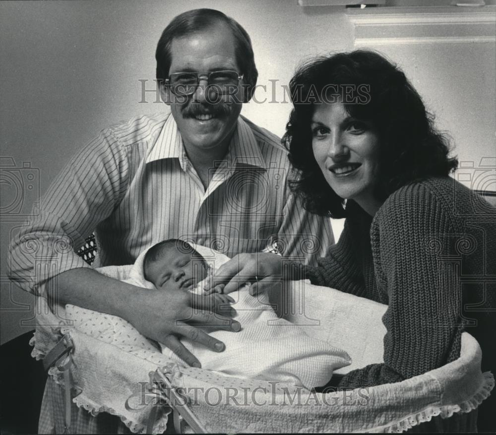 1986 Press Photo Rick and Eileen Graycarek With Daughter, Sarah, Milwaukee - Historic Images