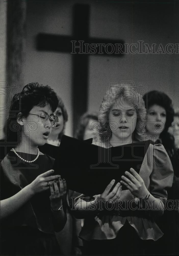 1986 Press Photo Falls Baptist Church choir sings in Menomonee Falls, Wisconsin - Historic Images