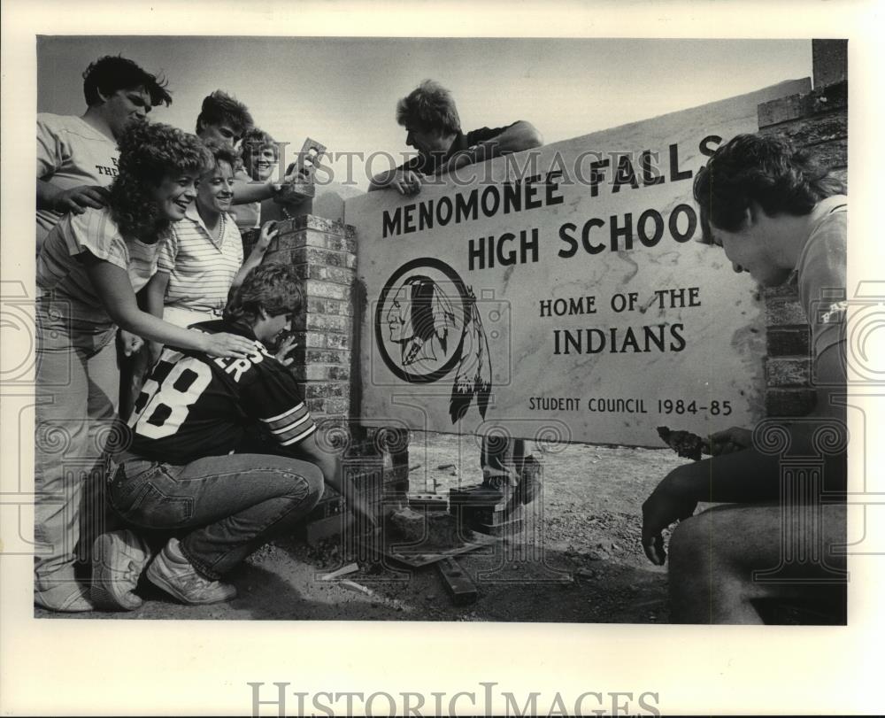 1985 Press Photo Teacher, Students Admire New Menomonee Falls High School Sign - Historic Images