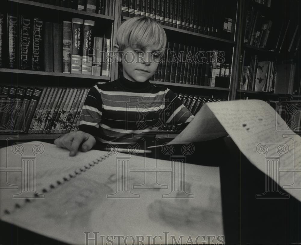 1985 Press Photo Phillip Leicht Reads his Book Proof at Marcy Elementary School - Historic Images