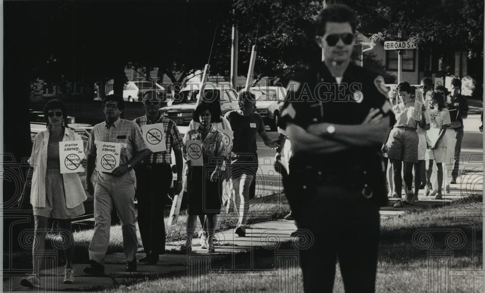 1988 Press Photo A Grafton officer stands by as protesters march in Wisconsin - Historic Images