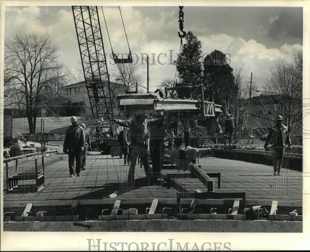 1985 Press Photo Workmen work on a bridge in Grafton, Wisconsin - mjb29462 - Historic Images