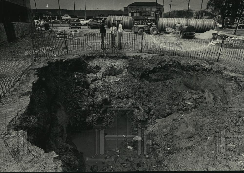 1988 Press Photo Old Storage Tanks Leak Gasoline in Glendale,Wisconsin - Historic Images