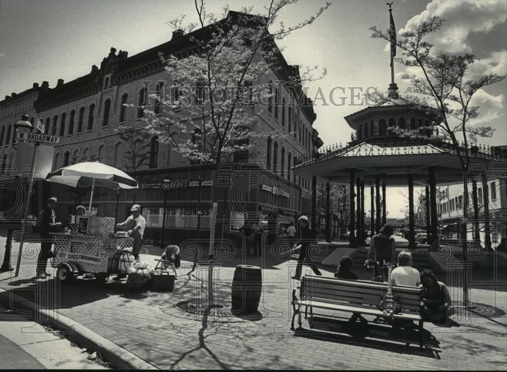 1985 Press Photo Tom Glynn at his pushcart in downtown Waukesha - mjb30016 - Historic Images