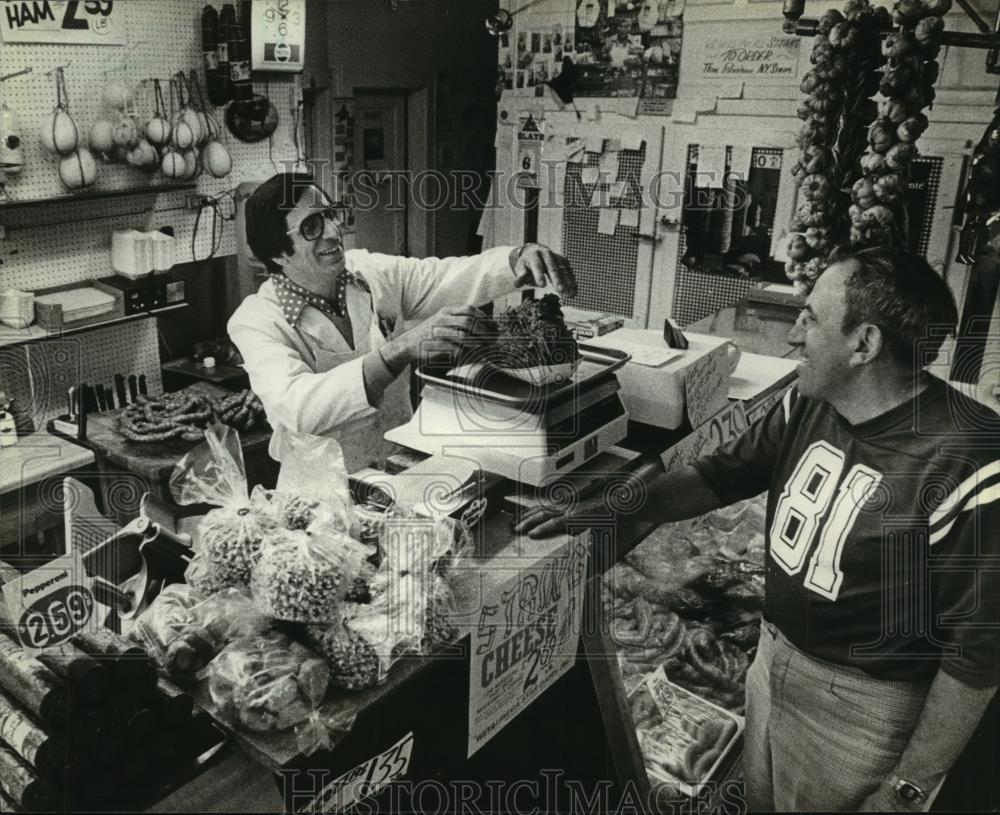 1981 Press Photo Eddie Gloriosos and John Salza in East Side store, Milwaukee - Historic Images