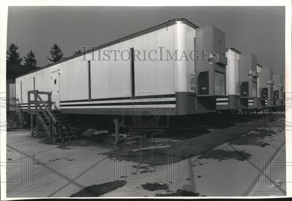 1991 Press Photo Trailers used as temporary jail, Manitowoc County, Wisconsin. - Historic Images