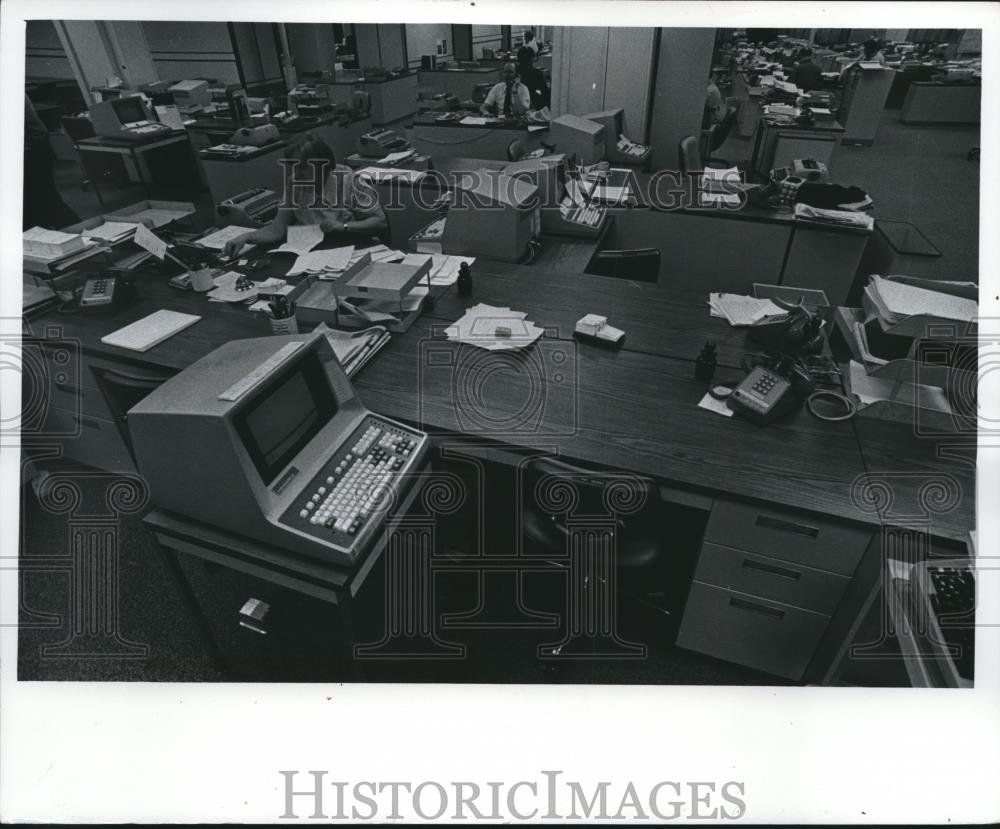 1977 Press Photo News department at The Milwaukee Journal, Wisconsin. - Historic Images