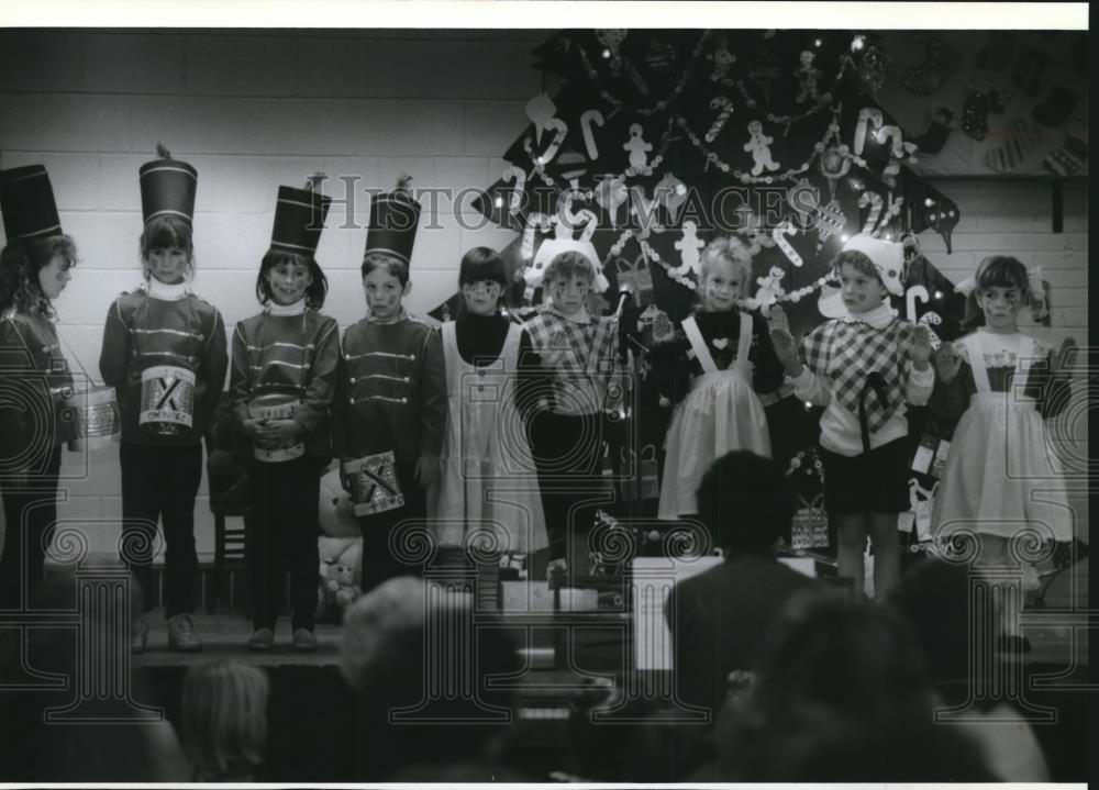 1993 Press Photo Menomonee Falls, Christmas Program at St. Anthony School - Historic Images